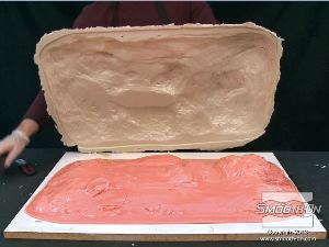 לחיצה להגדלת תמונה לאחר שמעיל התמיכה מפוליאוריתן Plasti-Paste®II התמצק לגמרי, מסירים אותו מתבנית הסיליקון Rebound 25.