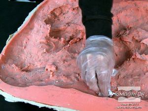 לחיצה להגדלת תמונה מנקים את שאריות החימר מתבנית הסיליקון Rebound 25 בעזרת ספירט (Mineral Spirits) כדי להכין אותה ליציקה.