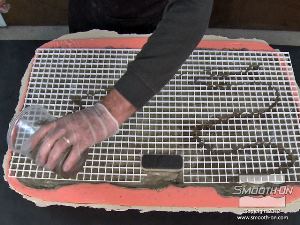 לחיצה להגדלת תמונה מוסיפים עוד קצף פוליאוריתן Foam-iT!®5 כדי לאבטח את הרשת במקומה.