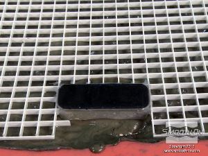 לחיצה להגדלת תמונה מטביעים בקצף (מתחת לרשת התמיכה) גם חצי ממגנט לניקוי אקווריום (Mag-Float*). מטרת המגנט היא לדאוג שקיר הסלע ישאר במקומו באקווריום. בהתאם לגודל קיר הסלע, יתכן ויהיה צורך להטביע יותר מחצי Mag-Float אחד. * מגנט לניקוי אקווריומים (Mag-Float) מורכב משני חצאים, אחד בתוך האקווריום והשני מחוץ לו. משתמשים בו כדי לנקות אצות ולכלוך מצידו הפנימי של האקווריום. 