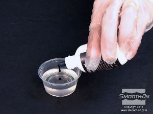 לחיצה להגדלת תמונה מוסיפים צבע SO-Strong שחור למקשה של הפוליאוריתן Smooth-Cast® 327.