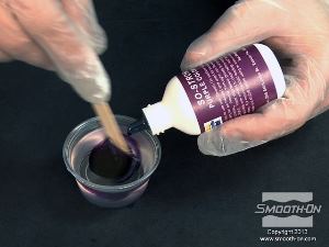 לחיצה להגדלת תמונה מוסיפים למקשה ה פוליאוריתן שקוף קשיחSmooth-Cast® 327 פיגמנט SO-Strong סגול.