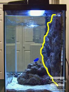 לחיצה להגדלת תמונה קיר סלע זה הבנוי בהתאמה אישית תופס נפח מים קטן מאוד (Water Displacement)  ומספק רקע יפיפה לאקווריום.