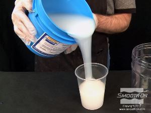 לחיצה להגדלת תמונה מודדים כמות שווה לפי נפח של המקשה של הסיליקון Dragon Skin®10.