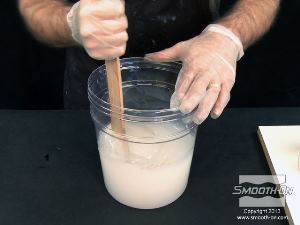 לחיצה להגדלת תמונה מערבבים את מרכיבי הסיליקון Dragon Skin®10 ביסודיות.