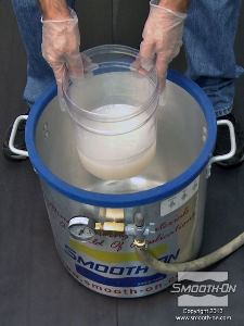 לחיצה להגדלת תמונה שמים את הסיליקון Dragon Skin®10 בתא ואקום כדי לשחרר בועות אוויר מהחומר.