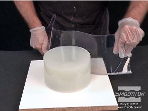 לחיצה להגדלת תמונה חותכים את מסגרת הפלסטיק כדי לחלוץ את המודל המקורי מתבנית הסיליקון Dragon Skin®10.