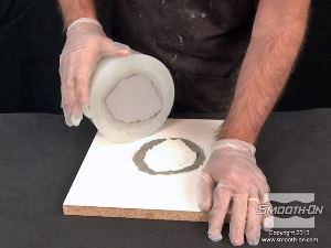 לחיצה להגדלת תמונה מרימים את התבנית ומפרידים אותה מלוח הבסיס.