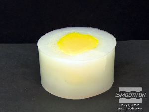 לחיצה להגדלת תמונה מניחים לפוליאורתן קשיח Smooth-Cast® 325 להתמצק במשך 10 דקות.