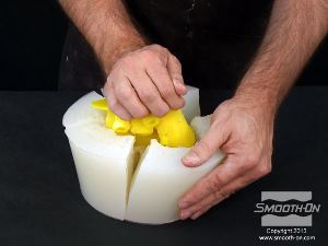 לחיצה להגדלת תמונה מושכים את יציקת הפוליאורתן Smooth-Cast® 325 הקשיחה בעדינות מהתבנית.