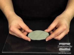 לחיצה להגדלת תמונה כיוון שמודל האלמוג המקורי אינו מסוגל לעמוד לבדו, בונים לו בסיס מחימר לעיצוב נטול גופרית LBT/NSP. בסיס החימר ייצב ויאזן את המודל בזמן הכנת התבנית.