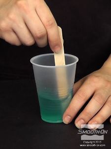 לחיצה להגדלת תמונה מערבבים את האלכוהול והסבון ביסודיות. מורחים בטפיחה את חומר ההפרדה על המודל ומניחים לו להתמצק במשך 30 דקות.