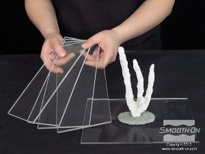 לחיצה להגדלת תמונה בונים מסגרת לתבנית מלוחות אקריליק. ממקמים את הלוחות סביב המודל המקורי כך שיהיה מרווח של לפחות 1 ס