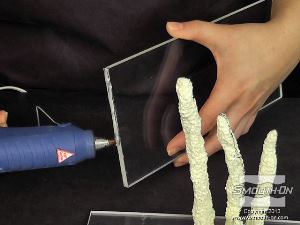 לחיצה להגדלת תמונה מדביקים בדבק חם את לוחות האקריליק ללוח הבסיס.