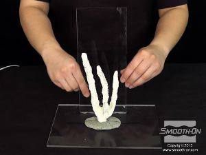 לחיצה להגדלת תמונה מוודאים שמסגרת התבנית אטומה לחלוטין כדי למנוע דליפה של סיליקון נוזלי דרך התפרים.