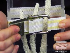 לחיצה להגדלת תמונה סוגרים את המסגרת גם בעזרת רצועה ניתנן להתאמה (ראצ'ט) כדי לסגור בחוזקה את קווי התפר ולנעול את התבנית.