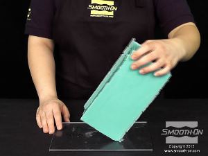 לחיצה להגדלת תמונה מרימים את התבנית ומפרידים אותה מלוח הבסיס.