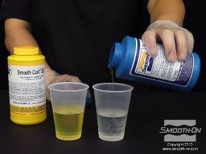 לחיצה להגדלת תמונה מודדים כמות שווה לפי נפח של המקשה של הפוליאורתן קשיח Smooth-Cast® 325.