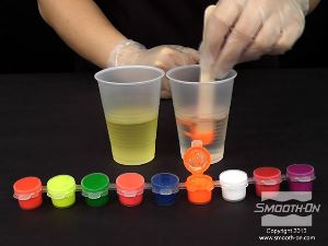 לחיצה להגדלת תמונה מערבבים את הפיגמנט (המעורבב מראש) עם המקשה עד שמתקבלת תערובת בצבע אחיד.