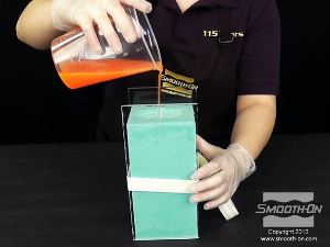 לחיצה להגדלת תמונה יוצקים את שרף הפוליאוריתן Smooth-Cast® 325 אל חלל התבנית.