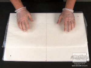 לחיצה להגדלת תמונה מניחים על הלוחות נייר שעווה כדי להקל על העבודה עם בצק הסיליקון Equinox® 40.