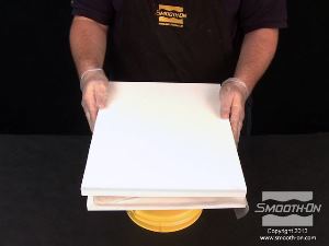 לחיצה להגדלת תמונה סוגרים את התבנית בחצי הלוח השני וכעת אפשר לסגור את שני החצאים בעזרת מלחציים.