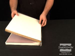 לחיצה להגדלת תמונה ממקמים את כל המבנה על שולחן עבודה. פותחים את הלוחות וחושפים את תבנית הציר מבצק הסיליקון Equinox® 40.