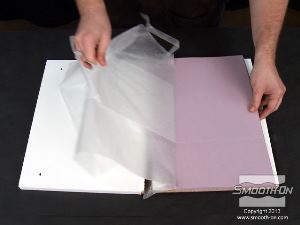 לחיצה להגדלת תמונה מסירים את נייר השעווה מתבנית בצק הסיליקון Equinox® 40.