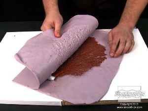 לחיצה להגדלת תמונה מפרידים את שני חצאי תבנית הסיליקון Equinox® 40 בקילוף וחושפים את המודל המקורי.