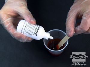 לחיצה להגדלת תמונה מוסיפים לתערובת המקשה והפיגמנט גם פיגמנט So-Strong לבן.