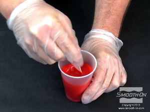 לחיצה להגדלת תמונה מערבבים את המקשה וצבעי האדום והלבן עד שמתקבלת תערובת בצבע אחיד. מניחים את התערובת בצד.