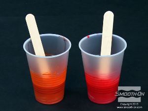 לחיצה להגדלת תמונה מוסיפים למקשה האדום לבן את בסיס הפוליאוריתן Smooth-Cast® 60D ומערבבים ביסודיות.  זמן העבודה של החומר הוא קצר יחסית ולכן יש לעבוד בזריזות.