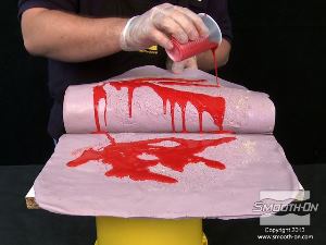 לחיצה להגדלת תמונה מגביהים את לוח הבסיס ותבנית בצק הסיליקון ויוצקים את תערובת הפוליאוריתן Smooth-Cast® 60D לשני חצאי התבנית.