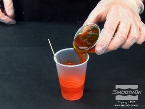 לחיצה להגדלת תמונה מוסיפים למקשה הכתום לבן את בסיס הפוליאוריטן ליציקה Smooth-Cast® 60D ומערבבים בקפידה.