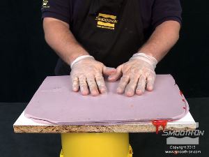 לחיצה להגדלת תמונה לוחצים ומחליקים את תבנית בצק הסיליקון Equinox 40 כדי לפזר את השרף באופן אחיד בתוכה.