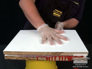 לחיצה להגדלת תמונה מניחים מחדש את חצי הלוח השני על גבי תבנית בצק הסיליקון.