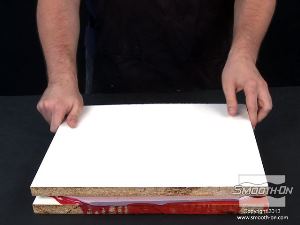 לחיצה להגדלת תמונה לאחר שהפוליאוריטן Smooth-Cast® 60D מתמצק לחלוטין, מסירים את המלחציים ומעבירים את הלוחות עם התבנית לשולחן עבודה שטוח.