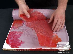 לחיצה להגדלת תמונה מוציאים בעדינות את יציקת הפוליאוריטן Smooth-Cast® 60D מתבנית הסליקון Equinox.