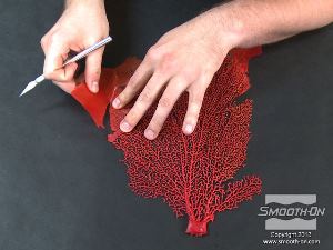 לחיצה להגדלת תמונה מנקים את היציקה מגראדים בעזרת סכין חד.