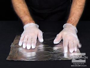 לחיצה להגדלת תמונה מכסים את משטח העבודה בנייר אלומינים.