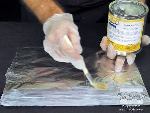 מורחים על נייר האלומיניום חומר הפרדה Sonite Wax כדי למנוע מהפוליאוריתן הנוזלי להדבק אליו. לאחר שמשטח האלומיניום מכוסה, מניחים לשעווה להתייבש במשך 15 דקות.