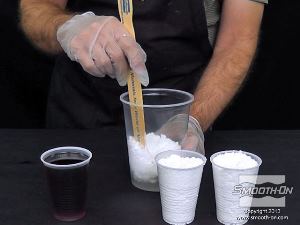 לחיצה להגדלת תמונה מערבבים את הפילר Ure-Fil 11 עם המקשה במיכל ערבוב גדול יותר עד שמתקבלת משחה סמיכה.