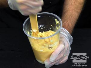 לחיצה להגדלת תמונה מוסיפים לתערובת את הבסיס ומערבבים במשך 2-3 דקות. זמן העבודה של פלסטיק נוזלי-  פוליאוריתן Smooth-Cast® 321 הוא כ-7 דקות.