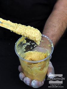 לחיצה להגדלת תמונה מרקם תערובת הפוליאוריתן Smooth-Cast® 321 והפילר צריכה להיות כמו של משחה כדי שיהיה אפשר למרוח אותו.