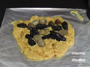 לחיצה להגדלת תמונה מטביעים בפוליאוריתן Smooth-Cast® 321 חלוקי נחל כדי להוסיף משקל ולמנוע ממנו לצוף.