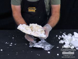 לחיצה להגדלת תמונה כעת, שיציקת הסלע החי מתחילה לקבל צורה, מסירים את נייר האלומיניום מבסיס היציקה.