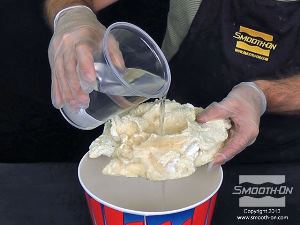 לחיצה להגדלת תמונה שופכים את האצטון לאט על המודל, מעל מיכל עמיד לממס, כדי להמיס את הקלקר ולאסוף את שאריות הנוזל.