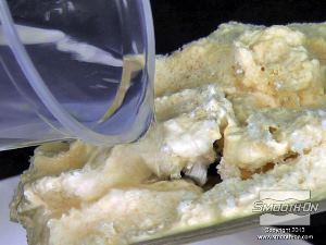 לחיצה להגדלת תמונה שופכים את האצטון אל החריצים במודל. כעת החורים והאנדרקאטים במודל חשופים. עושים זאת מעל מיכל עמיד לממס, כדי לאסוף את שאריות האצטון המשומש, בו ניתן להשתמש בעתיד.