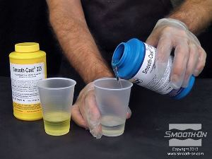 לחיצה להגדלת תמונה מודדים כמות שווה של מקשה Smooth-Cast® 325.