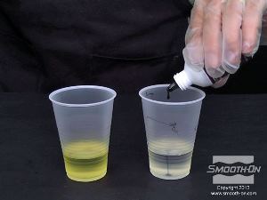 לחיצה להגדלת תמונה מוסיפים למקשה של הפוליאוריתן לצביעה Smooth-Cast® 325 מספר טיפות של פיגמנט SO-Strong סגול.